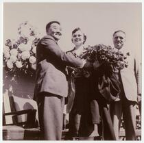 Minoru Shinoda, Miss San Francisco, and Mayor George Christopher, opening day of the San Francisco Flower Terminal