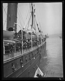 Troops departing for Philippines aboard steamship, San Francisco Bay